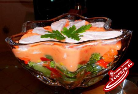 Теплый салат с томатно-сырным соусом