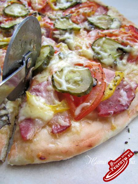  Пицца с копченой индейкой, томатами, шампиньонами и сладким перцем на тонком дрожжевом тесте