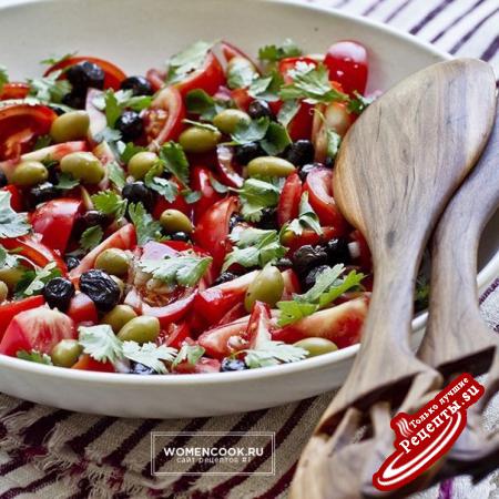 Помидорный салат с оливками и кинзой