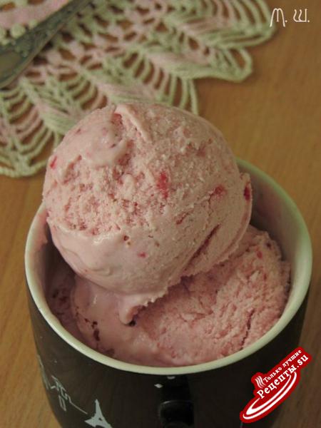     Клубнично-творожное мороженоеПеред летним сезоном освобождаю морозильную камеру для новых заготовок. Из клубники было решено приготовить мороженое, а вишню оставила для кое-чего другого :)) Получилось мороженое со вкусом творожно-клубничного десерта. Очень вкусное, с ягодным вкусом, не слишком сладкое и жирное.