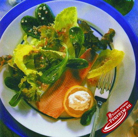 Листовой салат с форелью и соусом из хрена