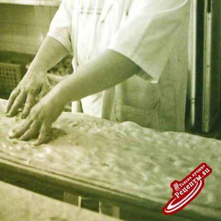 Приготовление пиццы бьянка в пекарне. Формирование