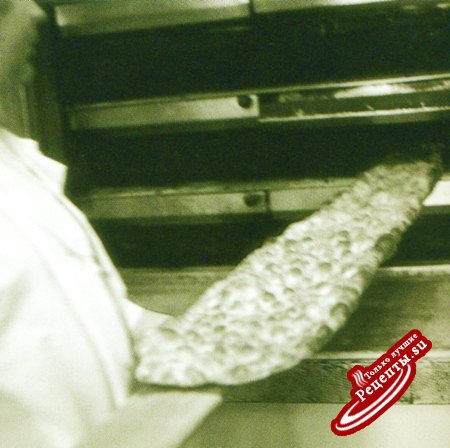 Приготовление пиццы бьянка в пекарне.