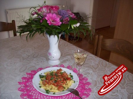 Томатен спагетти под нежным соусом с тунцом и каперсами.