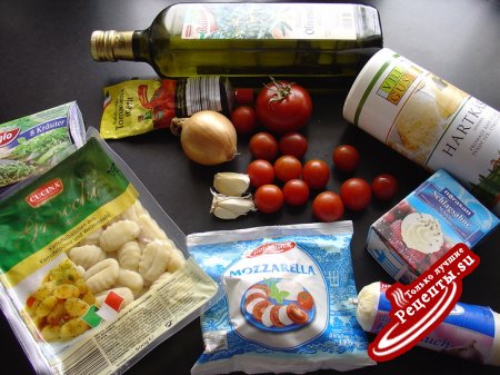Gnocchi с помидорами-черри, моцареллой и чесночным маслом.