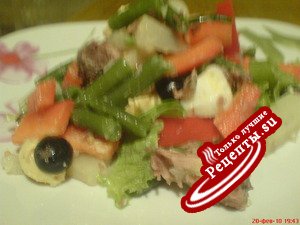 Салат с тунцом и овощами.