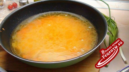 Гороховый суп пюре с сырокопчёной куриной грудкой, зелёным луком и гренками.