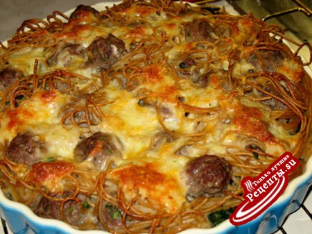 Спагетти из цельного зерна со шпинатом и мясными фрикадельками