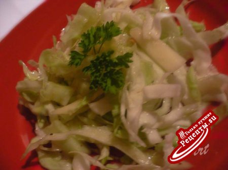 Салат огуречно- капустный с соевым соусом.