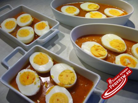 Яйца, запеченные в пикантном томатном соусе