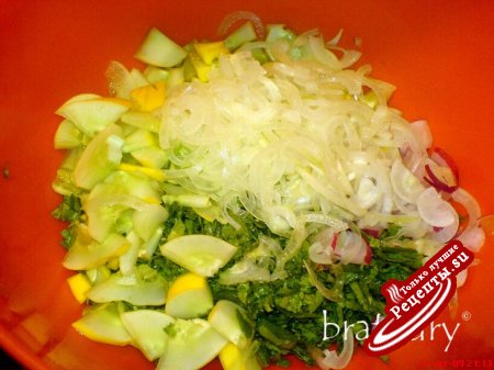 Сочный салат из редиса, репчатого лука и огурца жёлтого сорта