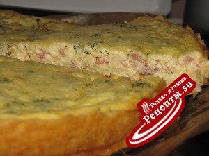 Киш с копчёными курицей и сыром.