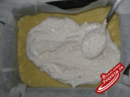 Пирог (или пирожные) с ореховой начинкой.