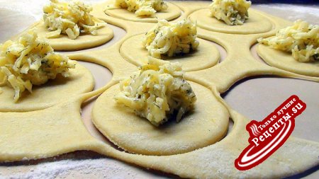 Пирожки с сыром из песочно-творожного теста.