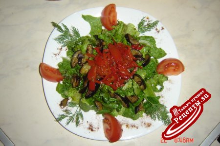 Салат из жаренных баклажан с маринованным перчиком.
