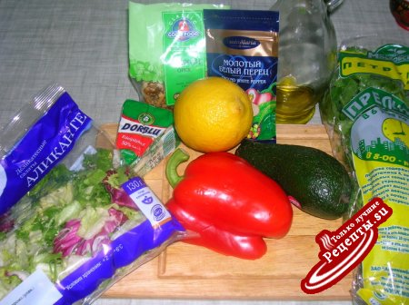 Сырный салат с авокадо, сладким перцем и грецкими орехами