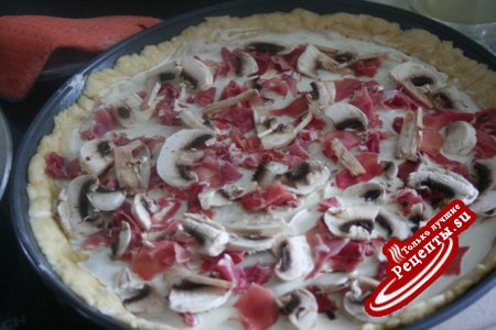 Белая пицца с прошутто и грибами