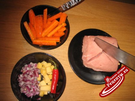 Мясо с начинкой и морковными палочками