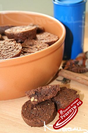 Пряное шоколадное печенье с орехами