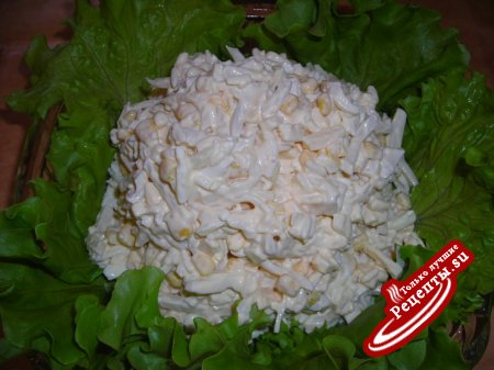 салат с кальмарами ,сыром и кукурузой