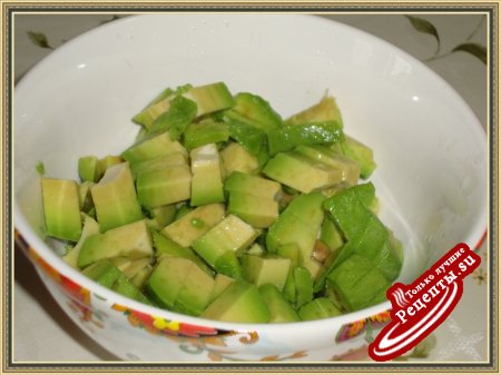 Салат из шампиньонов с авокадо и вялеными помидорами