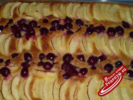 Яблочно-вишнёвый пирог под безе