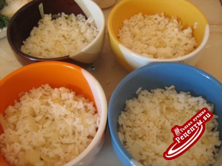 Яйца с рисом,запечённые в соусе из шампиньонов.