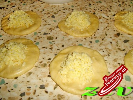 Погоча - турецкие булочки с сыром и кунжутом