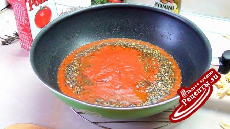 Орикетте, домашняя паста с томатным соусом.