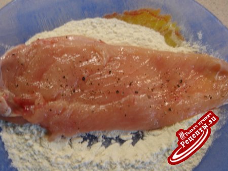Куриное филе в сырно-сливочном соусе с гарниром из кабачков.