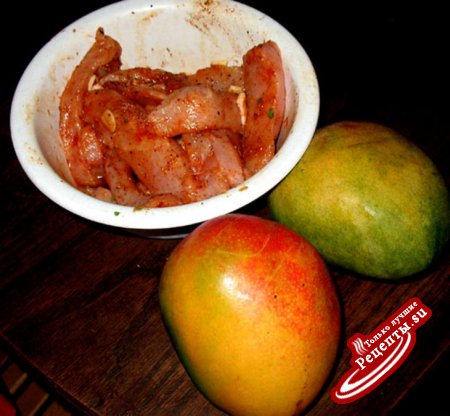 Куриная грудка с манго на шпажках в манго-чили соусе