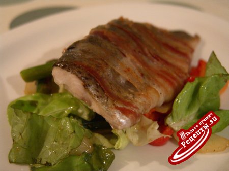 Горячий салат с рыбой