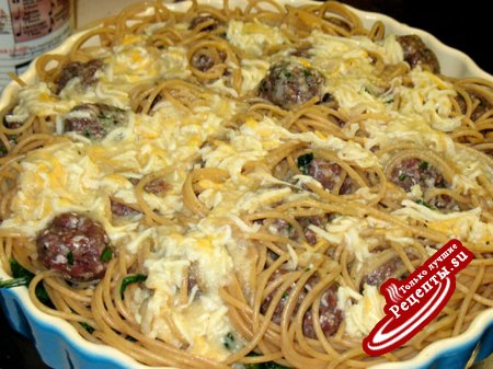 Спагетти из цельного зерна со шпинатом и мясными фрикадельками