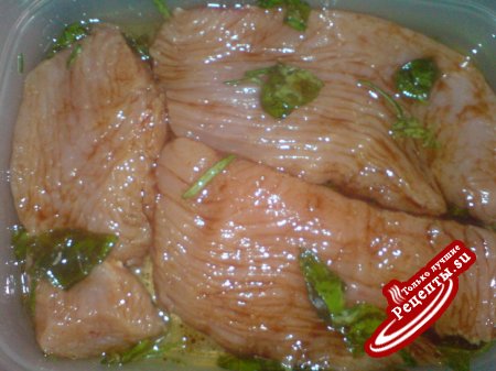Салат "Прыгажуня"("Красавица") в сырно-кунжутовой корзинке.