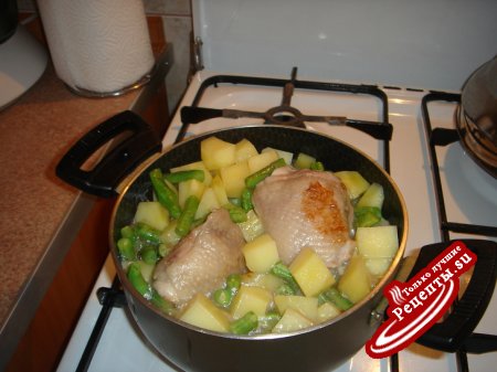 Картофель с куриными бедрышками и зеленой фасолью