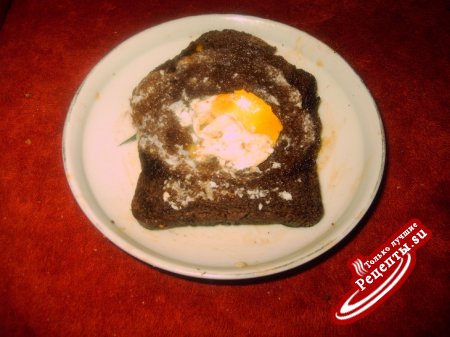 Fry egg in a black bread. Жареное яйцо в черном хлебе.