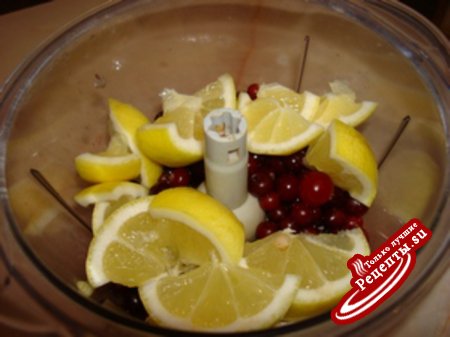 Клюквенно-лимонный пирог со сметанной прослойкой