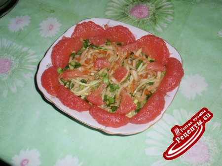 Салат из кальмаров, украшенный грейпфрутом (вариант)
