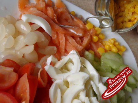 Легкий салат с красной рыбой и маринованным лучком
