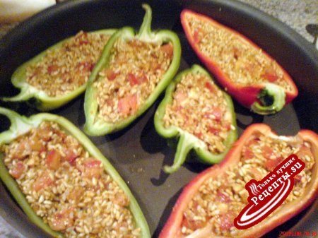 Перец, наполненный рисом и запечённый в духовке