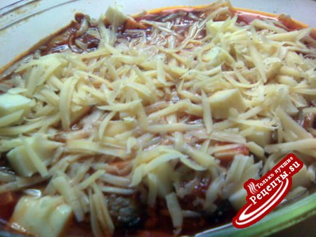 Паста с тефтелями в томатном соусе с моцареллой и ещё двумя сырами.