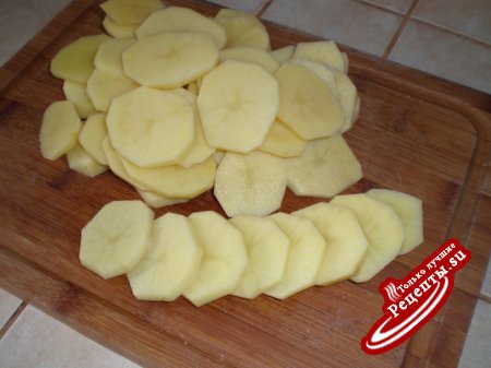 отбивные в шубке, запеченные с картофелем, черносливом и изюмом