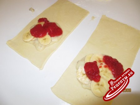 Пироженые из творожного теста с банановым кремом и клубникой(вариант)