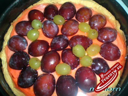 Пирог с творогом и фруктами в желе