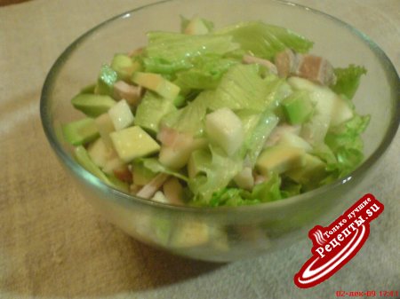 Куриный салат с авокадо и яблоком