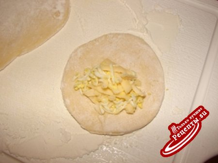 Пельмени с начинкой из сыра и яйца