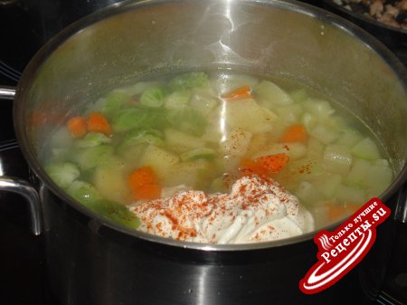 Овощной крем-суп со сливочным сыром.