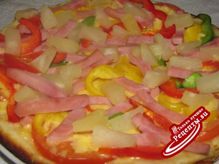 Пицца с ананасом и руколой