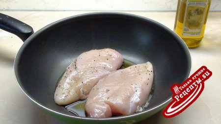 Салат а-ля «Туорло» с маринованной куриной грудкой и соусом из оливок.