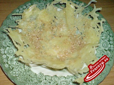 Салат "Прыгажуня"("Красавица") в сырно-кунжутовой корзинке.